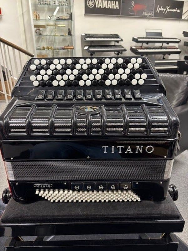 Titano Milano 4-korig Cassotto trekkspill selges!