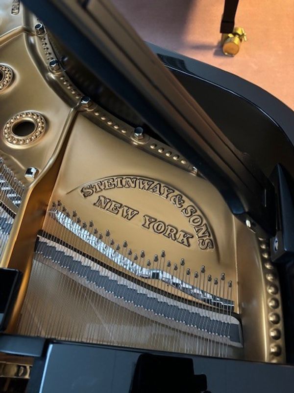 Steinway & Sons B model 211cm