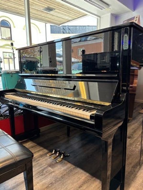 Yamaha piano MOD. U3 sort polert selges!